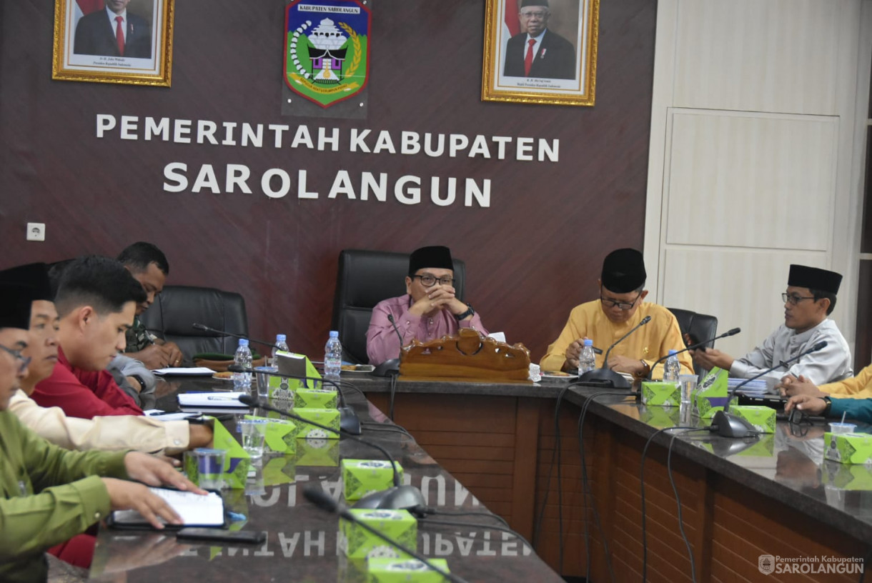 9 Oktober 2023 - Penjabat Bupati Sarolangun Menghadiri Rapat TPID di Ruang Pola Utama Kantor Bupati Sarolangun