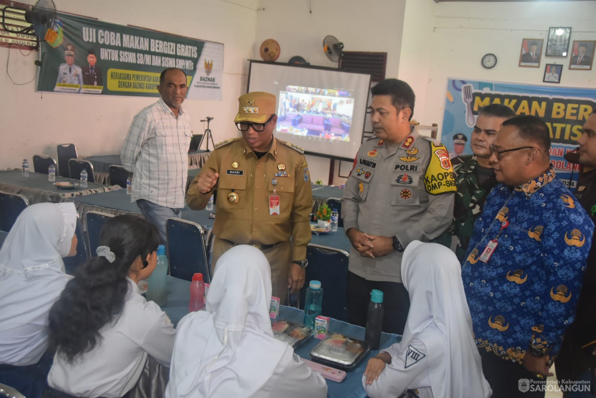 17 Desember 2024 - Uji Coba Makan Bergizi Gratis Untuk Siswa SD Dan SMP, Bertempat di SMPN 2 Sarolangun