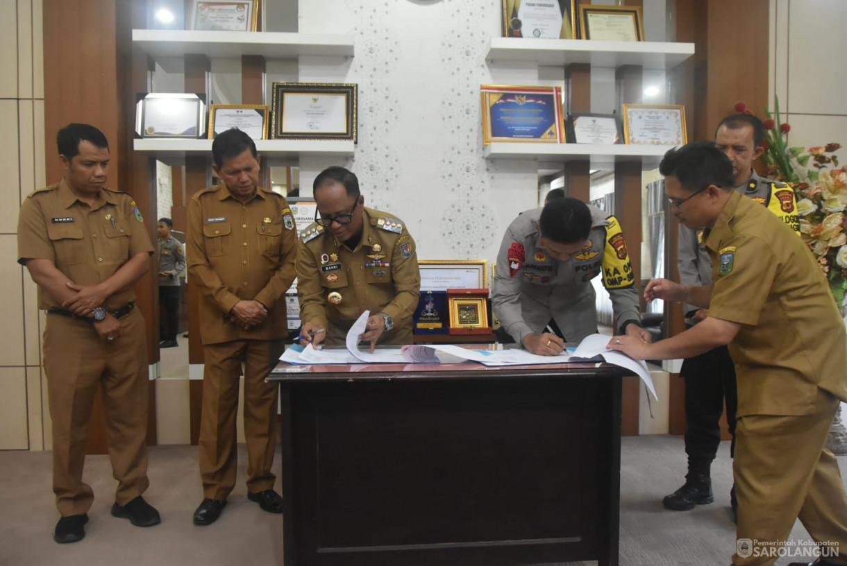 25 November 2024 - Penyerahan Hibah Kendaraan Dinas Kepada Polres Sarolangun, Bertempat di Ruang Kerja Bupati Sarolangun