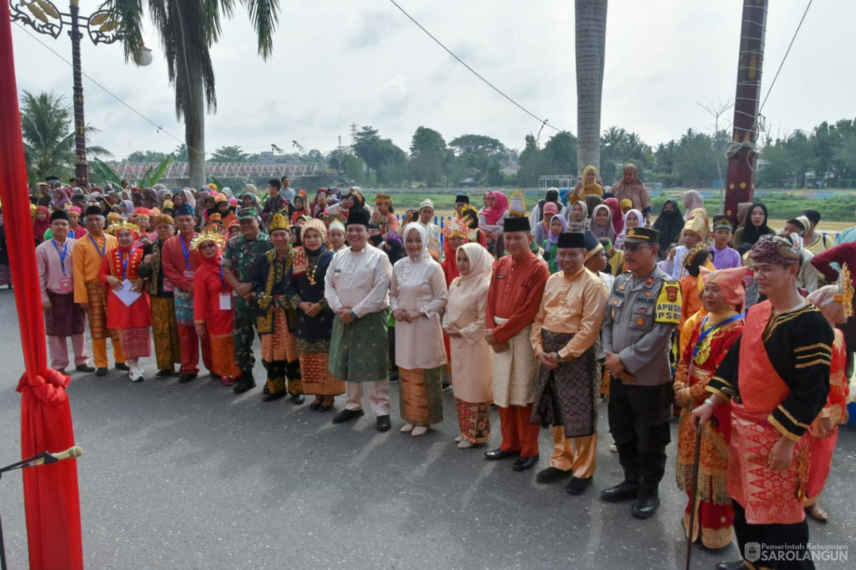 18 November 2023 - Penjabat Bupati Sarolangun Menghadiri&nbsp; Dan Membuka Pawai Budaya Multietnis Dalam Rangka HUT PGRI Ke 78 dan Hari Guru Nasional 2023 di Rumah Dinas Bupati Sarolangun