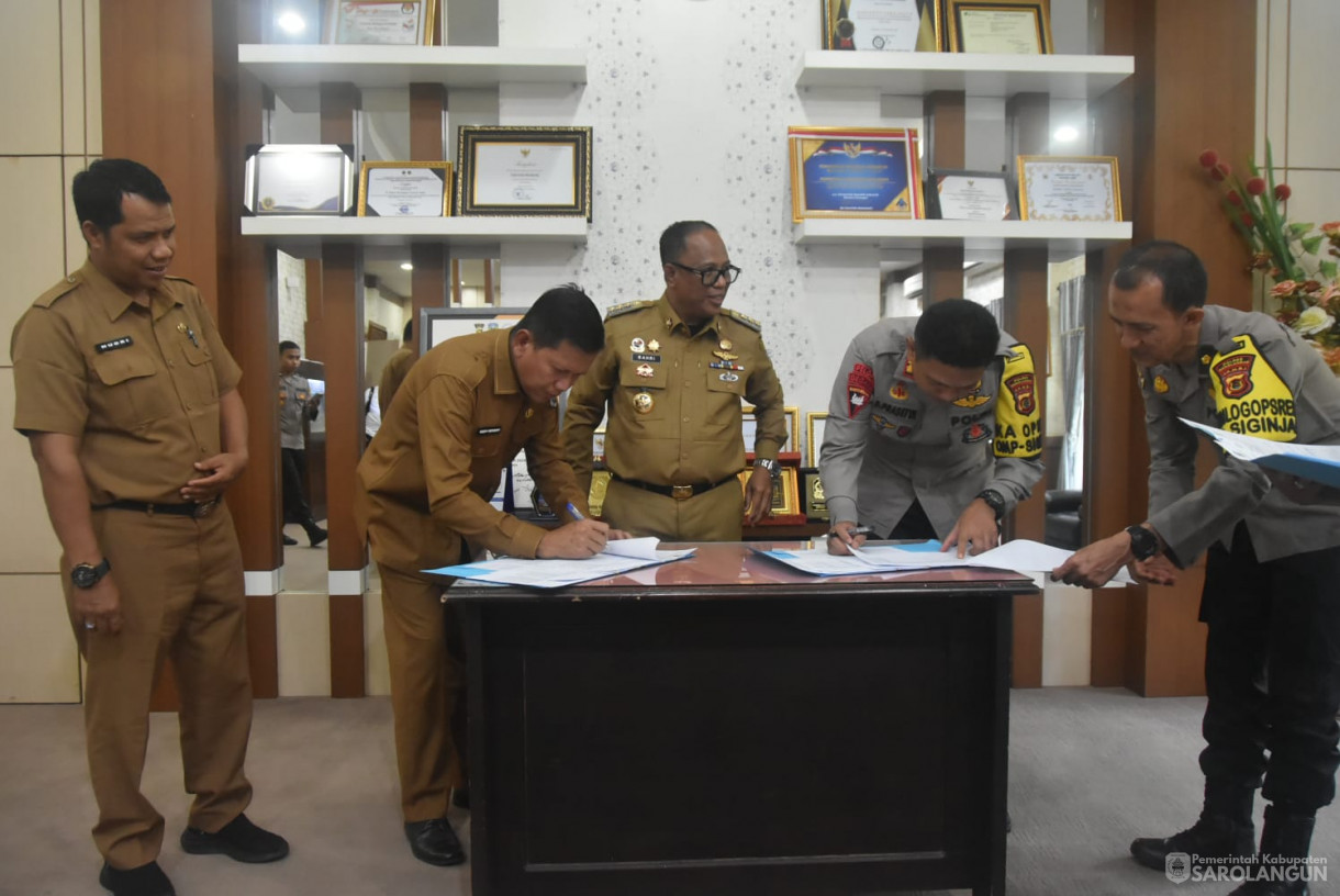 25 November 2024 - Penyerahan Hibah Kendaraan Dinas Kepada Polres Sarolangun, Bertempat di Ruang Kerja Bupati Sarolangun