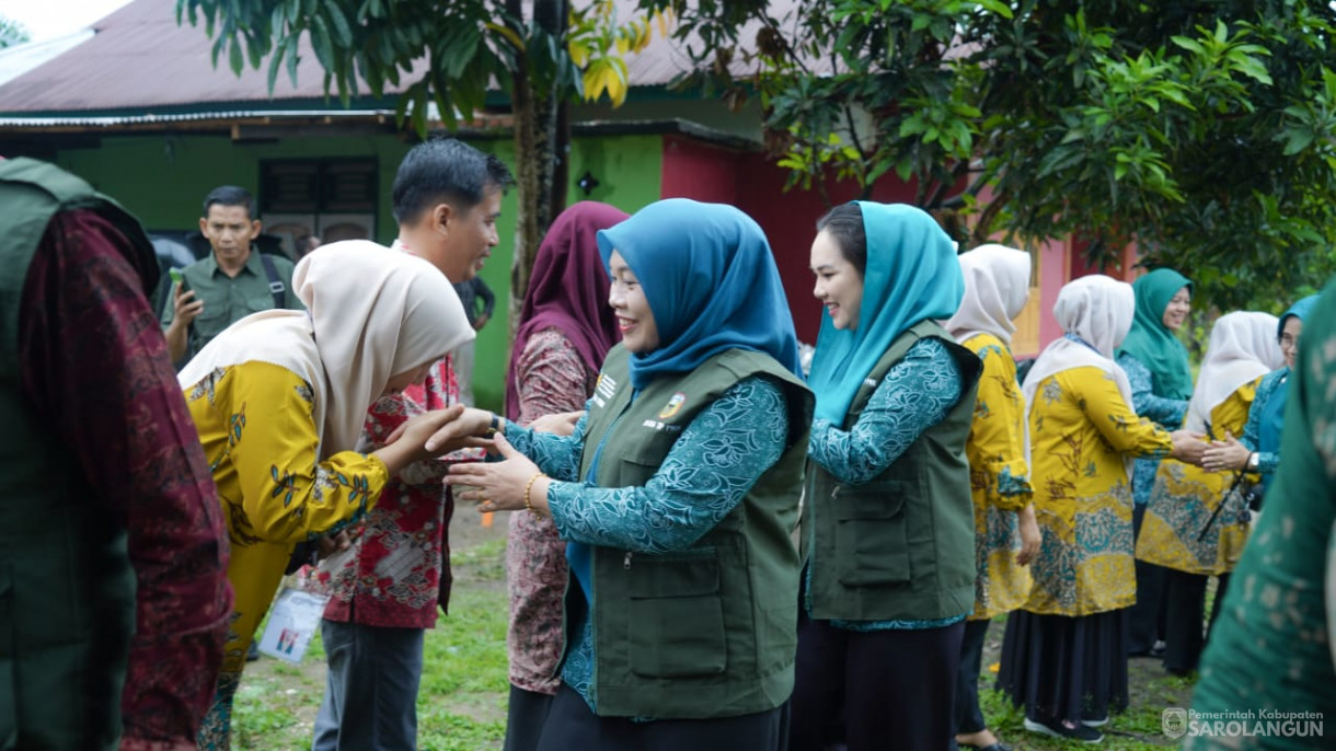 Mengunjungi Rumah Warga Resiko Stunting Sekaligus Memberikan Air Susu dan Menyuap Telur Rebus Kepada Warga yang Beresiko Stunting, Memberikan Bantuan Genting Berbakti Maju