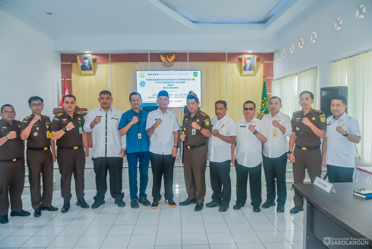 26 Maret 2025 - Penandatanganan Nota Kesepakatan dan Perjanjian Kerjasama Kepala Kejaksaan Negeri Sarolangun Dengan Bupati Sarolangun Dalam Rangka Sinergitas Pelaksanaan Tugas Dan Fungsi Pengawalan, Pengawasan dan Pemanfaatan Dana Desa di Aula Kejaksaa