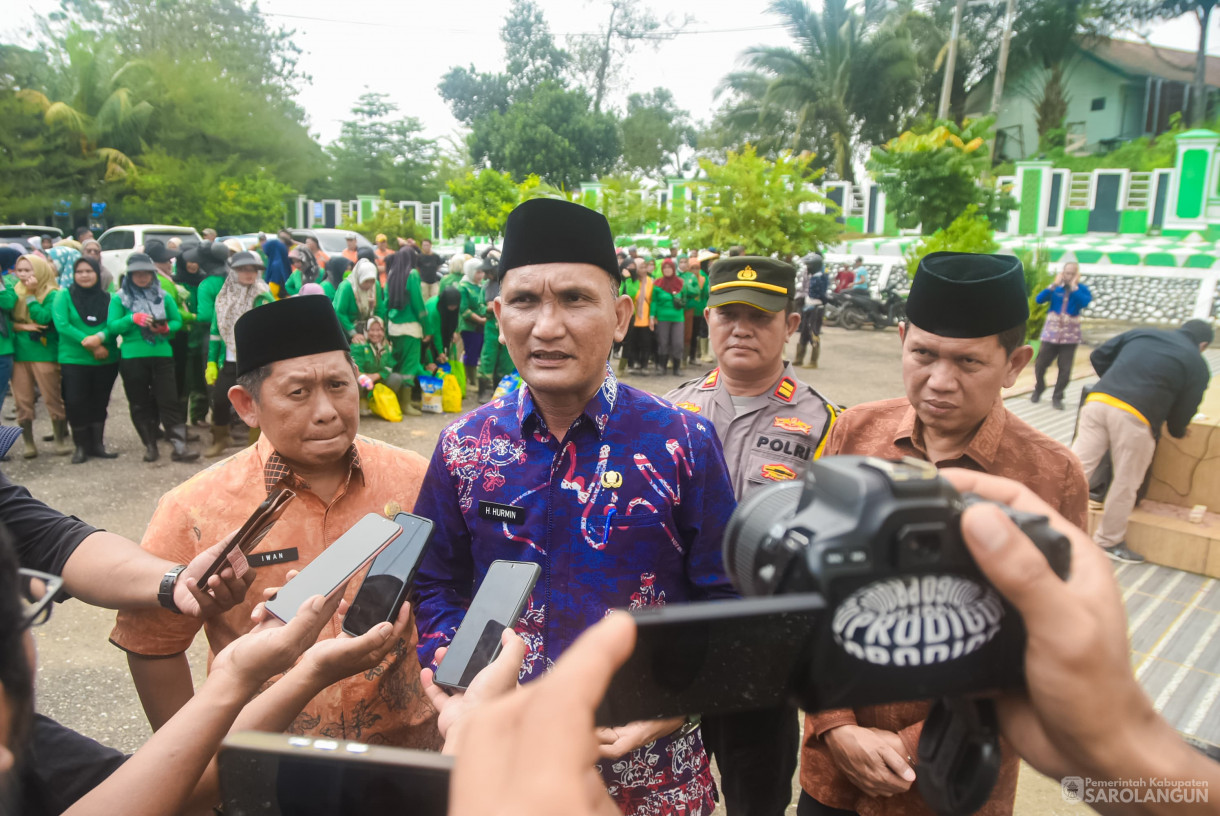 27 Maret 2025 - Pemberian Bantuan Sembako dan Bantuan Baznas dari Bapak Bupati kepada Pekerja Harian Lepas d ilingkup Dinas Lingkungan Hidup Kabupaten Sarolangun di Halaman Masjid Al Falah Sarolangun&nbsp;
