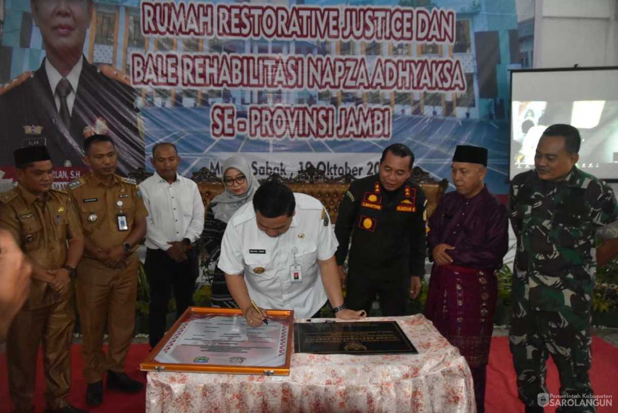 19 Oktober 2023 - Penjabat Bupati Sarolangun Menghadiri Acara Peresmian Rumah Restorative Justice dan BaleRehabilitasi Napza Adhyaksa SeProvinsi Jambi di Balai Desa Sungai Baung