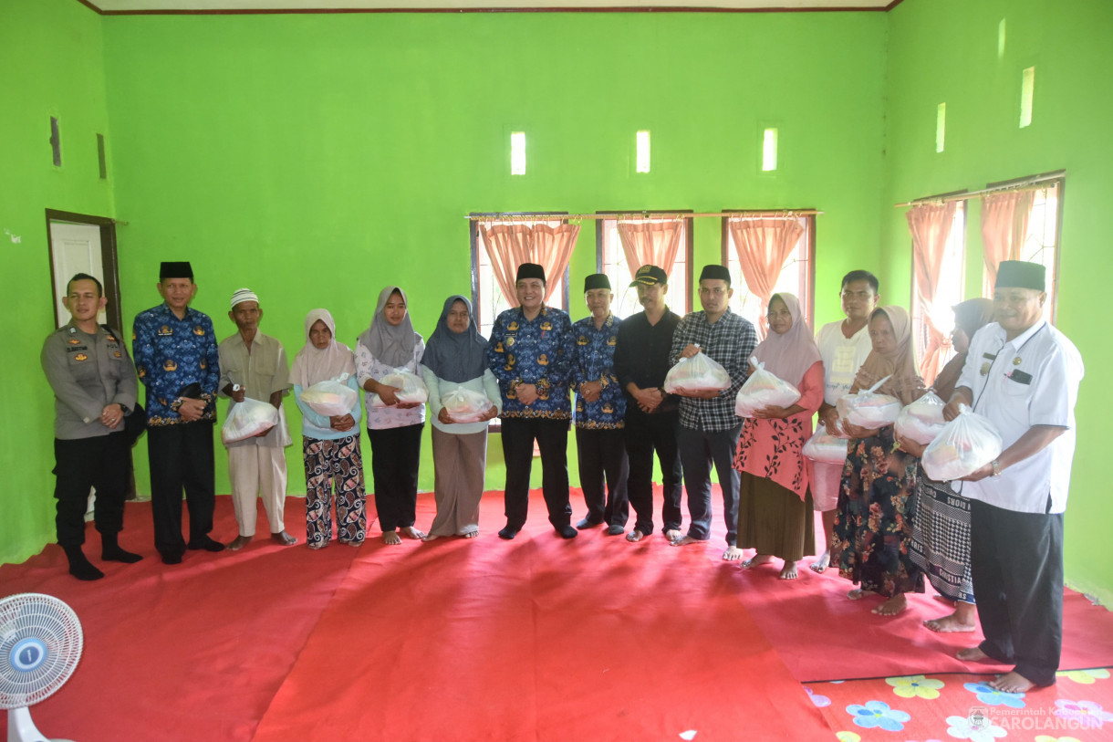 17 April 2024 - Penyerahan Bantuan Untuk Keluarga Berisiko Stunting Dari Bapak Asuh Anak Stunting Di Desa Pekan Gedang, Penyerahan Bantuan Sosial Penanganan Kemiskinan 