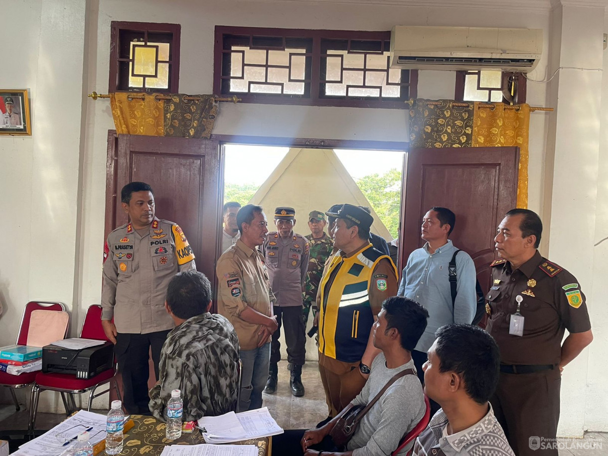 27 Februari 2024 - Meninjau Pelaksanaan Rapat Pleno Rekapitulasi Dan Penetapan Hasil Penghitungan Perolehan Suara Oleh KPU Sarolangun Tingkat Kecamatan Pelawan Di Kantor Camat Pelawan