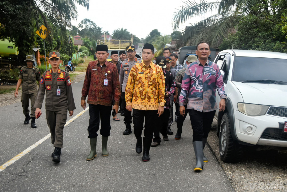 6 Maret 2025 - Peninjauan Lokasi Banjir dan Penyerahan Bantuan Bagi Korban Terdampak Banjir di Kecamatan Mandiangin&nbsp;