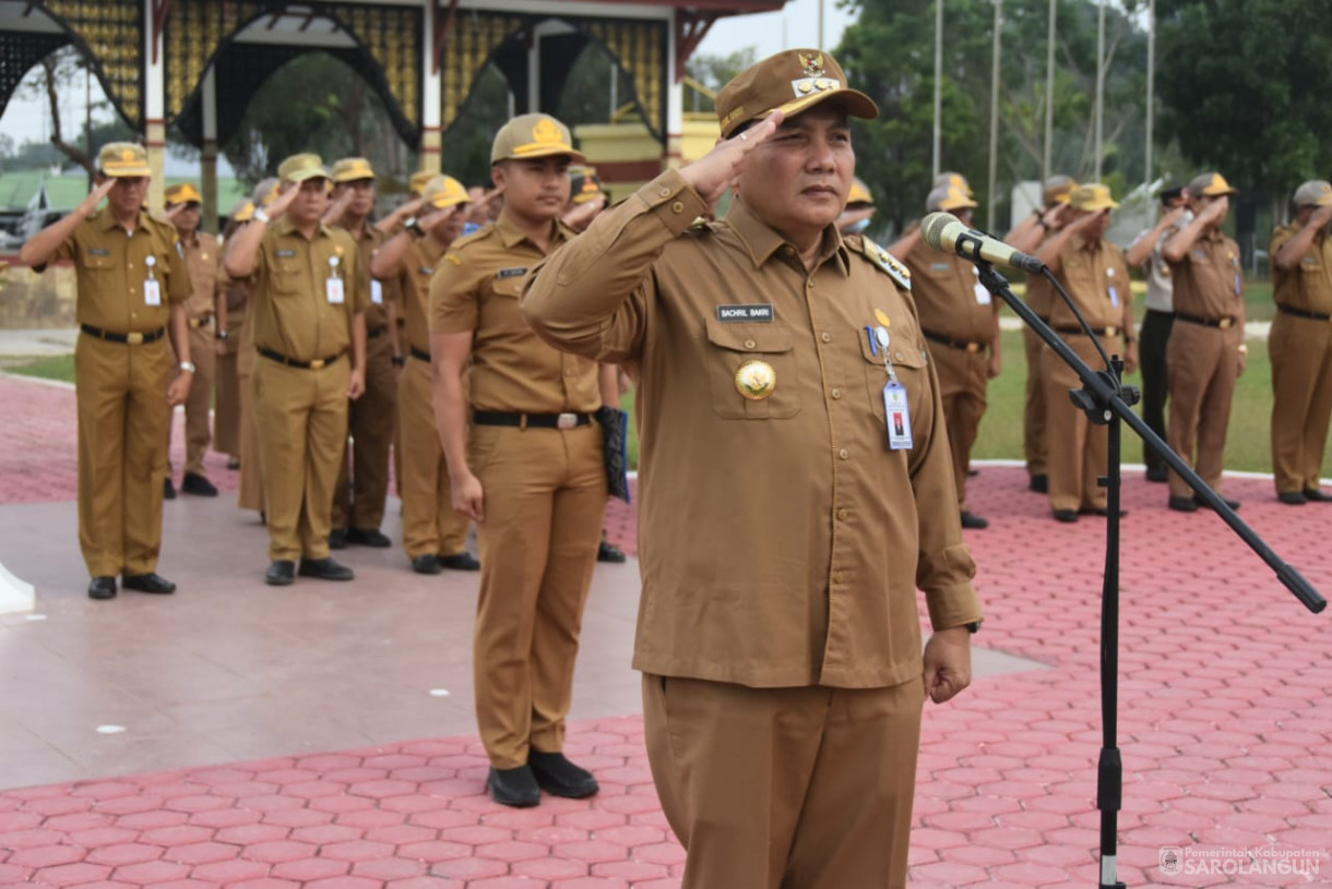 18 September 2023 - Penjabat Bupati Sarolangun Memimpin Apel Gabungan Sekaligus Memberikan Santunan JKM Dan Beasiswa Di Lapangan Gunung Kembang Sarolangun