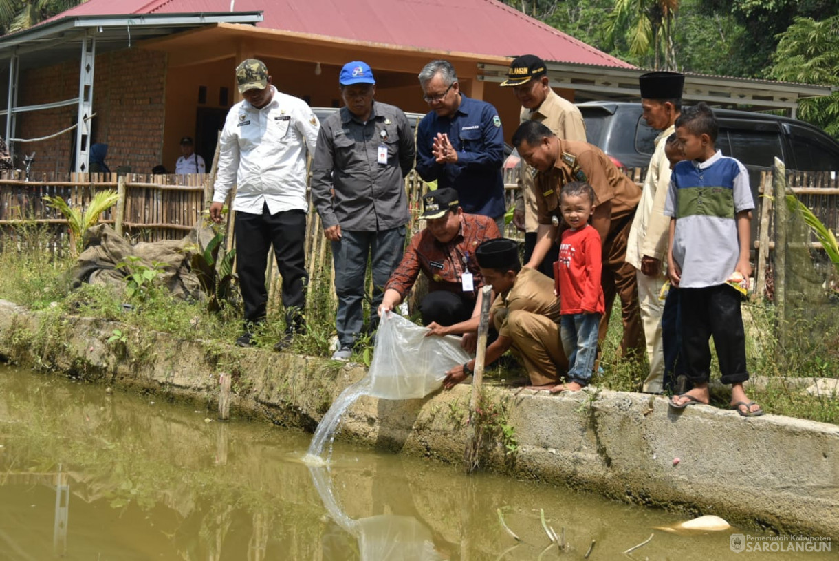 5 Oktober 2023 - Penjabat Bupati Sarolangun Melakukan Restoking Penebaran Benih Ikan Semah Sebanyak 2500 Ekor di Dusun Tangkui di Desa Batu Empang dan Desa Muara Cuban Kecamatan Batang Asai