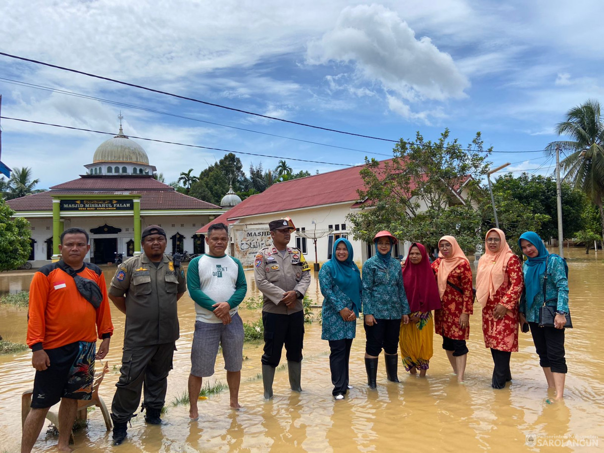 13 Januari 2024 - Ibu Penjabat Bupati Sarolangun selaku Ketua TP PKK beserta rombongan meninjau korban banjir di Kecamatan Sarolangun