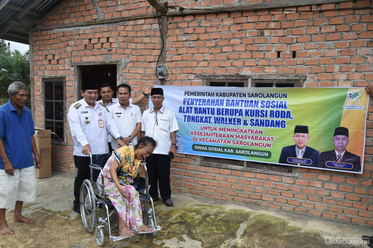 10 Januari 2024 - Memberikan Bantuan Kursi Roda Kepada Lansia Dalam Rangka Penanganan Kemiskinan Ekstrim Di Desa Lidung