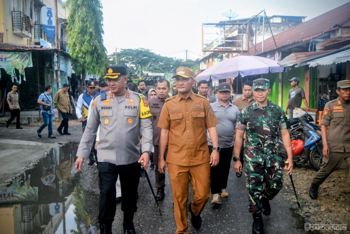 Sidak Harga Sembako di Pasar Sarolangun Dalam Rangka Hari Natal Tahun 2025 dan Tahun Baru 2026 Sekaligus Jumat Bersih Bersama TNI Dalam Rangka Hari Juang Infanteri Ke 77 Tahun 2025