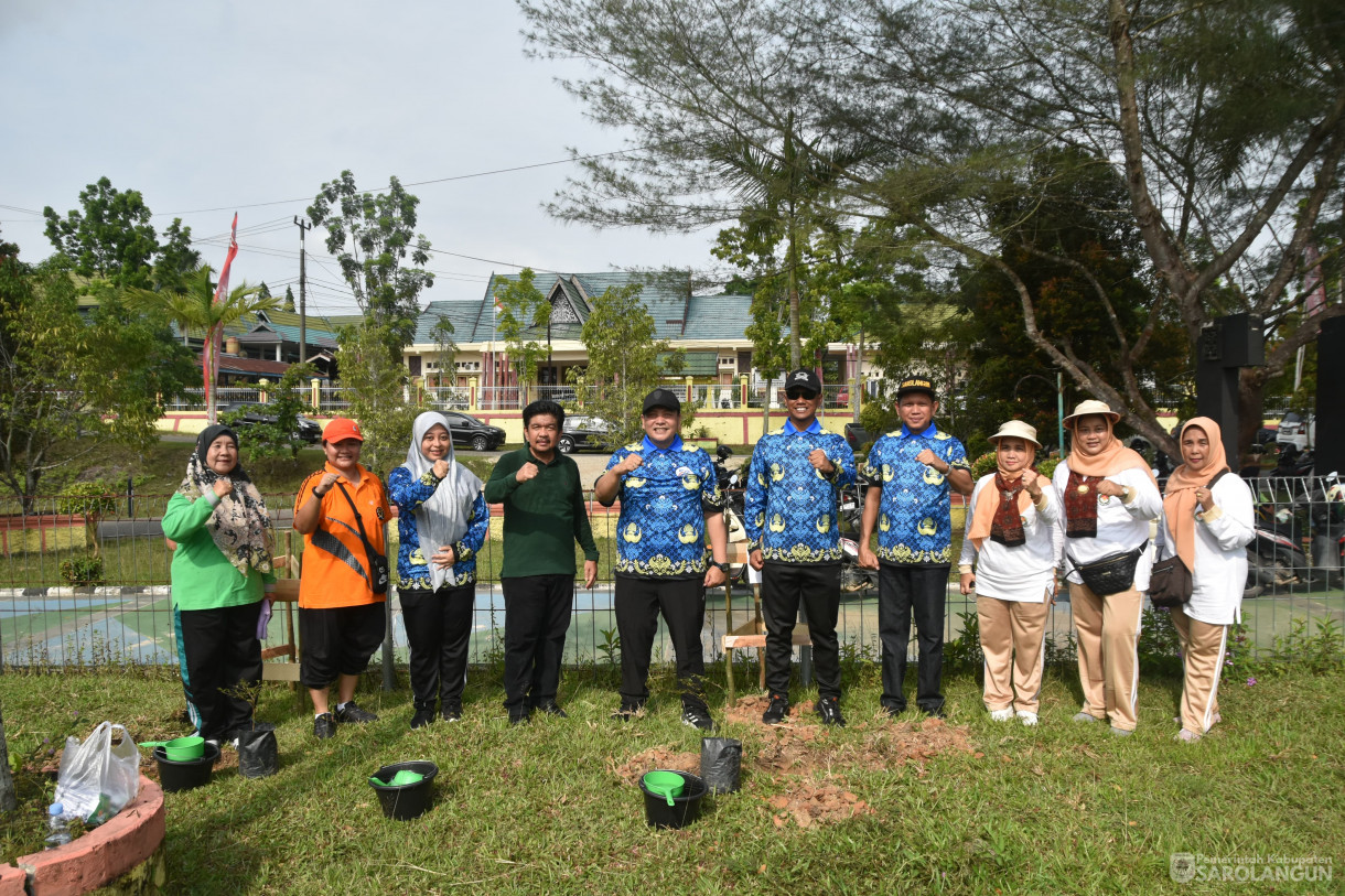 16 Desember 2023 – Jalan Santai Dalam Rangka Hut Korpri Ke 52 Dan Hari Korupsi Dunia, Penanaman Pohon Pelindung Dalam Rangka Hut Dharmawanita Ke 24 Di Lapangan Gunung Kembang Sarolangun