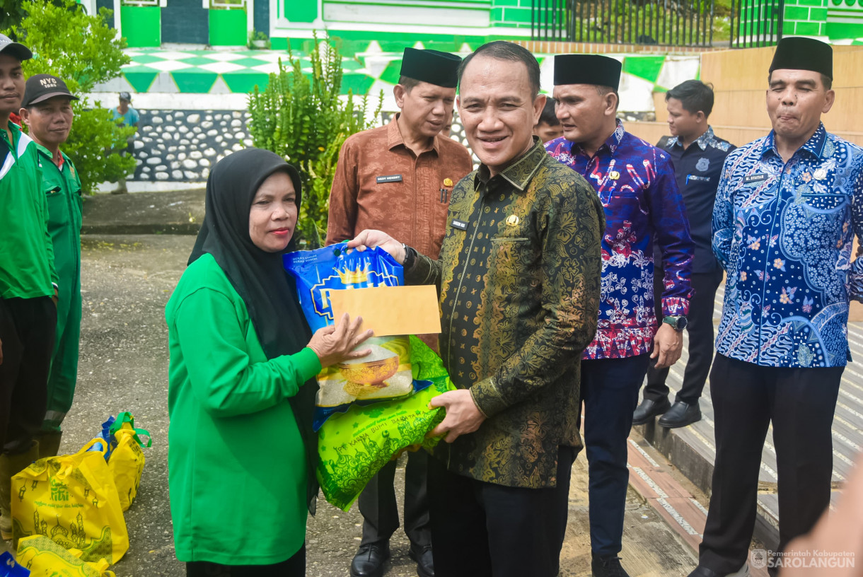 27 Maret 2025 - Pemberian Bantuan Sembako dan Bantuan Baznas dari Bapak Bupati kepada Pekerja Harian Lepas d ilingkup Dinas Lingkungan Hidup Kabupaten Sarolangun di Halaman Masjid Al Falah Sarolangun&nbsp;