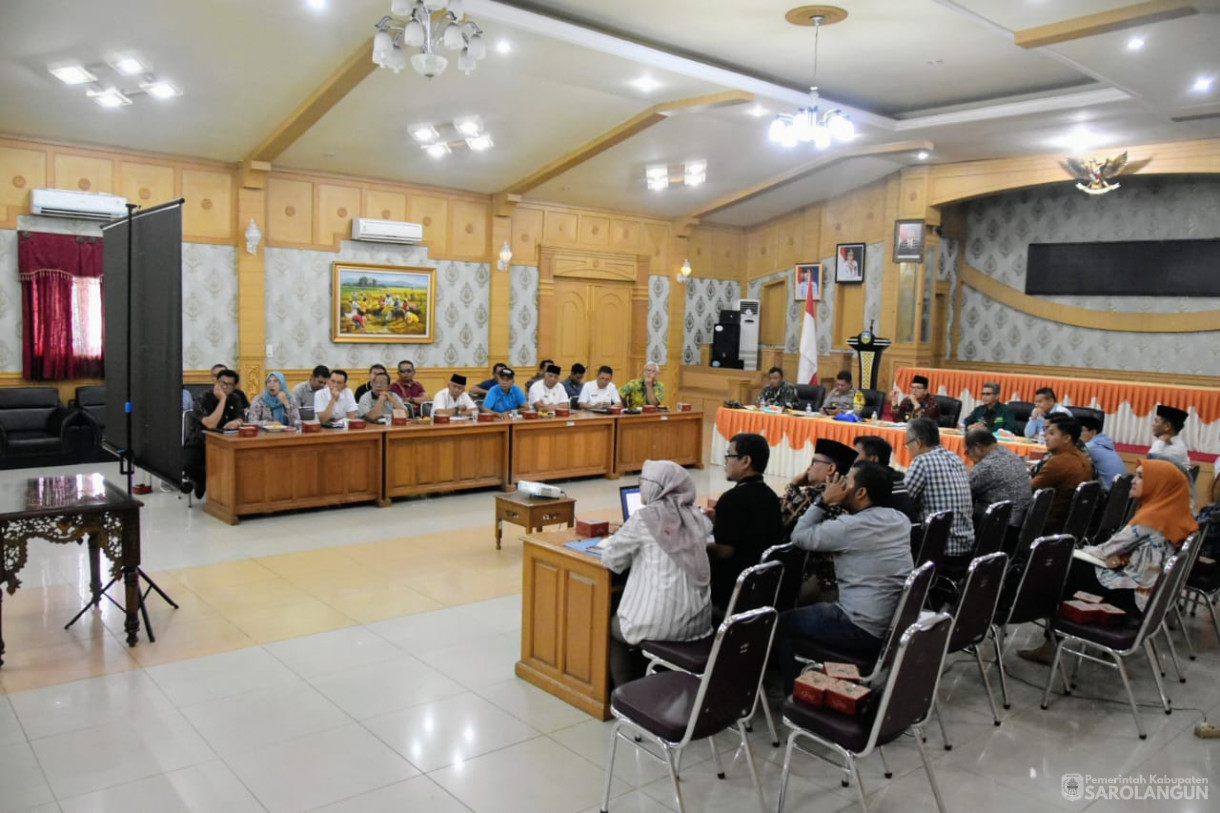Penjabat Bupati Sarolangun Dr. Ir. Bachril Bakri, M.App, Sc Memimpin Rapat TPID di Ruang Aula Utama Kantor Bupati Sarolangun