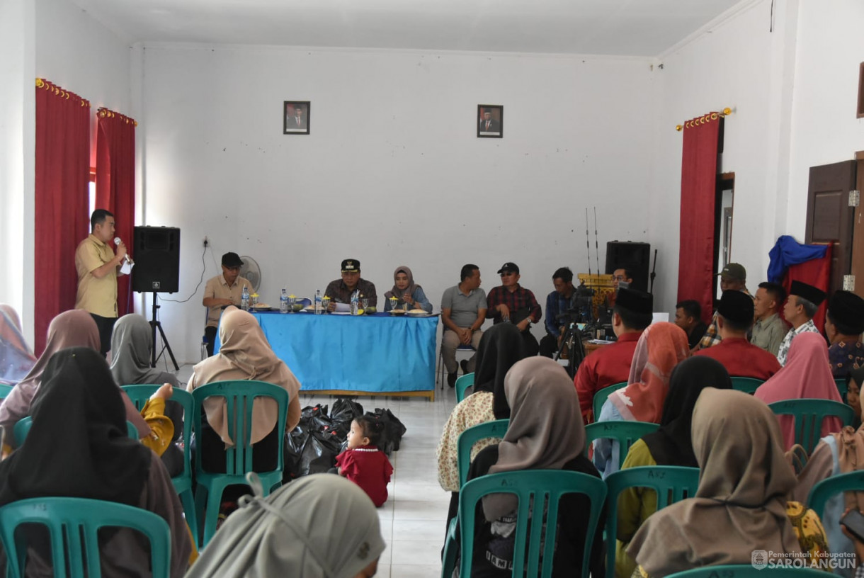 15 Oktober 2023 - Penjabat Bupati Sarolangun Menyerahkan Bantuan Stunting dan Pembuatan&nbsp; KTP Elektronik dan Kartu Keluarga di Kantor Camat Mandiangin Timur