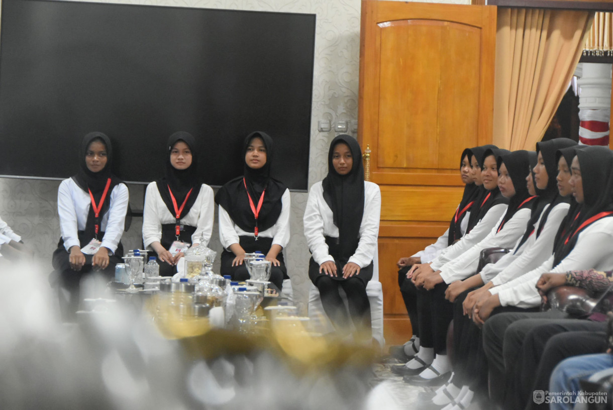 10 Agustus 2024 - Makan Malam Bersama Sekaligus Memberikan Arahan Kepada Anggota Paskibraka Sarolangun, Bertempat di Rumah Dinas Bupati Sarolangun