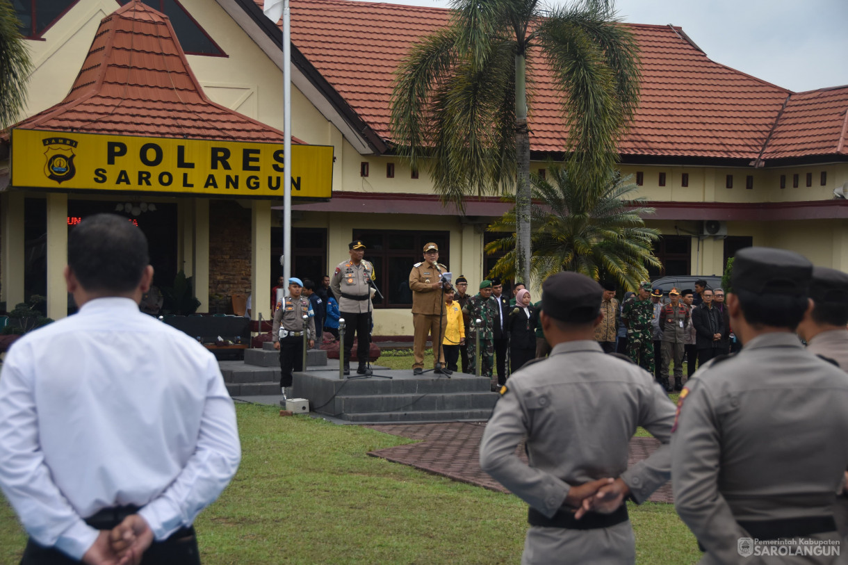 25 November 2023 - Apel Kebangsaan Dan Deklarasi Pemilu
Damai 2024 Wujudkan Pemilu Yang Aman, Damai, Sejuk Dan Bermartabat Di Kabupaten
Sarolangun Dan Penandatangan Deklarasi Pemilu Damai Dilapangan Polres
Sarolangun