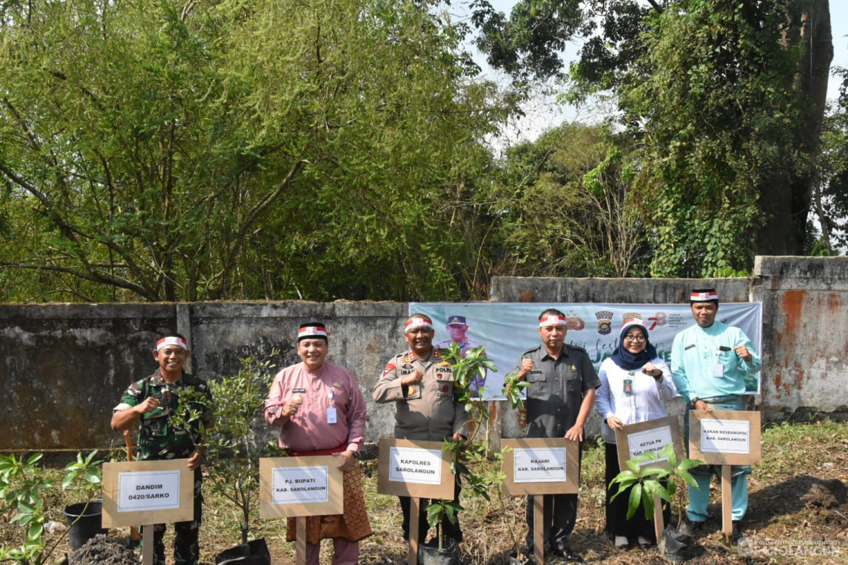 21 Agustus 2023 - Penjabat Bupati Sarolangun Dr. Ir. Bachril Bakri, M.App, Sc Menghadiri Acara Bakti Sosial Penanaman Pohon di Polres Sarolangun