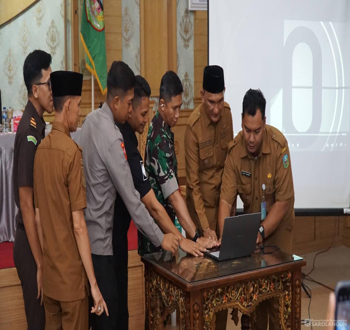 25 Mei 2026 Bupati Sarolangun membuka Acara Sosialisasi dan Penandatanganan Kesepakatan bersama Forkopimda dalam Pelaksanaan Pilkades Serentak Tahun 2026 serta Launching Kotak Amal Berbarcode di Wilayah Kabupaten Sarolangun