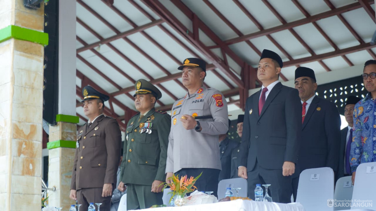 28 Oktober 2025 Upacara Hari Peringatan Sumpah Pemuda Ke 97 Tahun 2025 , Launching Perlindungan Jamsostek Bagi Pekerja Rentan, Lembaga Adat Masyarakat dan LPM Kelurahan dan&nbsp;Penyerahan Satu Unit Truk Sampah Ke Dinas LHD Sarolangun&nbsp;&nbsp;