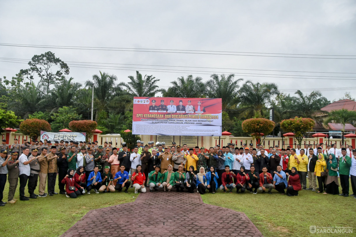 25 November 2023 - Apel Kebangsaan Dan Deklarasi Pemilu
Damai 2024 Wujudkan Pemilu Yang Aman, Damai, Sejuk Dan Bermartabat Di Kabupaten
Sarolangun Dan Penandatangan Deklarasi Pemilu Damai Dilapangan Polres
Sarolangun