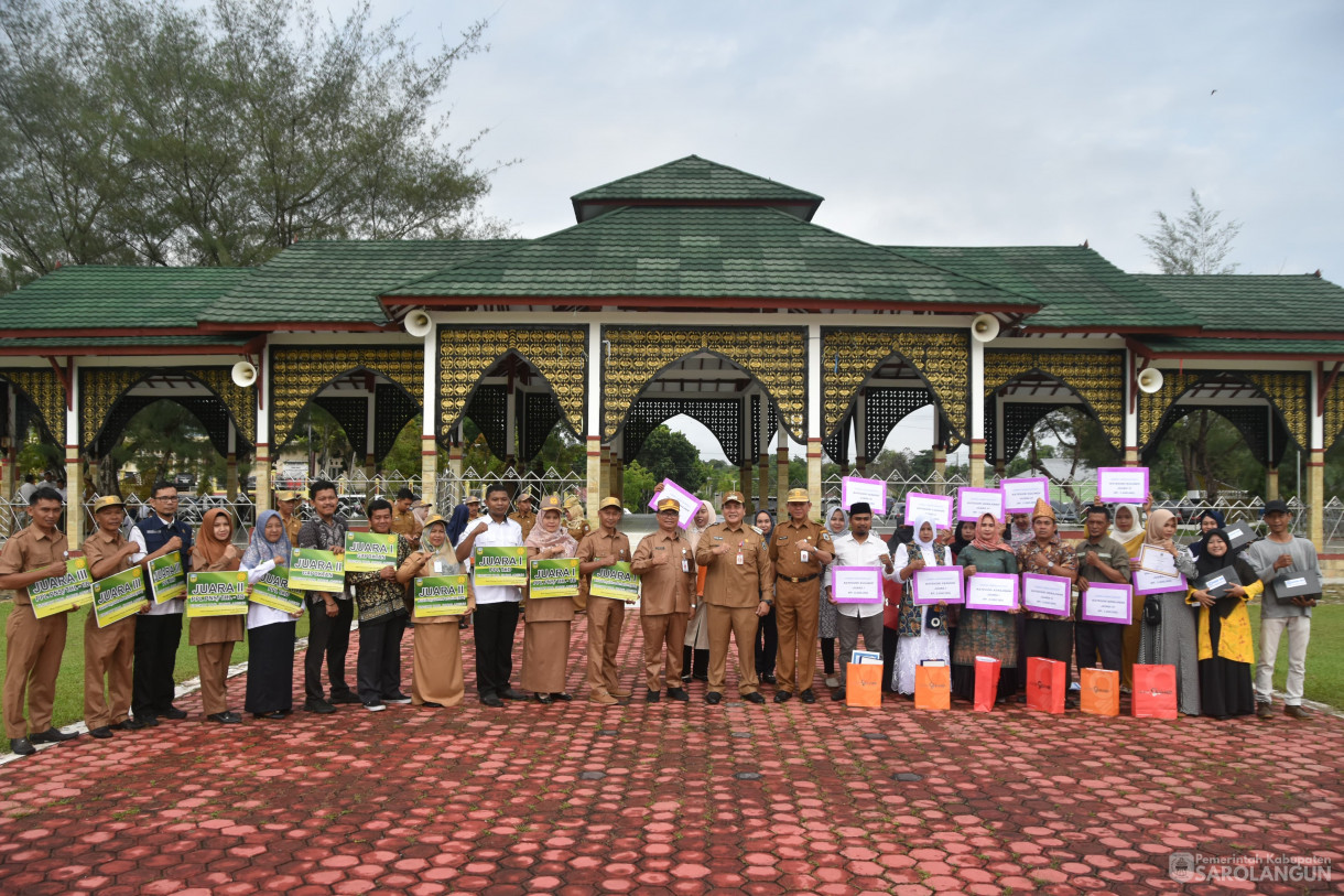 11 Desember 2023 - Apel Gabungan Sekaligus Penyerahan Hadiah Lomba Kegiatan UMKM Bangkit Dan Gabungan Kelompok Tani Terbaik Tingkat Kabupaten Sarolangun Di Lapangan Gunung Kembang Sarolangun