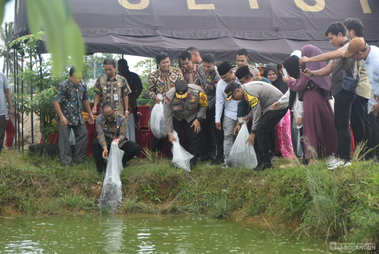 21 November 2024 - Penebaran Benih Ikan Bersama Wakapolda Jambi, Bertempat di Desa Monti Kecamatan Limun