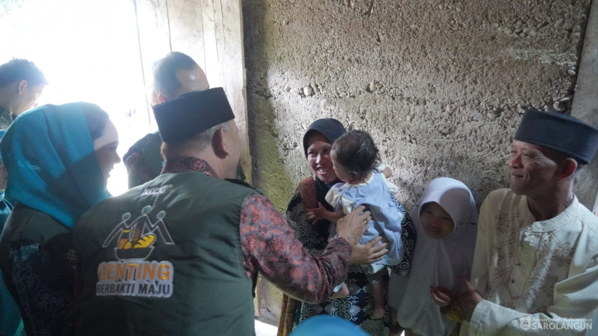 Mengunjungi Rumah Warga Resiko Stunting Sekaligus Memberikan Air Susu dan Menyuap Telur Rebus Kepada Warga yang Beresiko Stunting, Memberikan Bantuan Genting Berbakti Maju