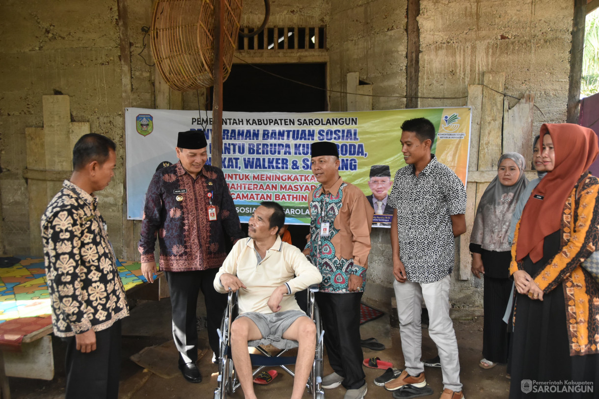 1 Februari 2024 - Memberikan Bantuan Kursi Roda Kepada Lansia Dalam Rangka Penanganan Kemiskinan Ekstrim Di Kecamatan Bathin VIII