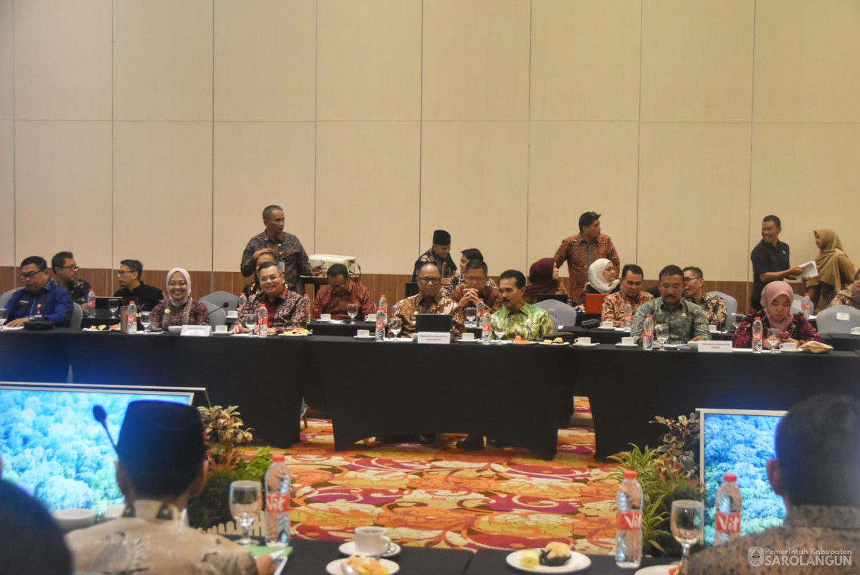 6 Januari 2025 - Rapat Dalam Rangka Sinkronisasi RPJMD Antara Pemerintah Provinsi Jambi Dengan Pemerintah Kabupaten Kota SeProvinsi Jambi, Bertempat di Ballroom B