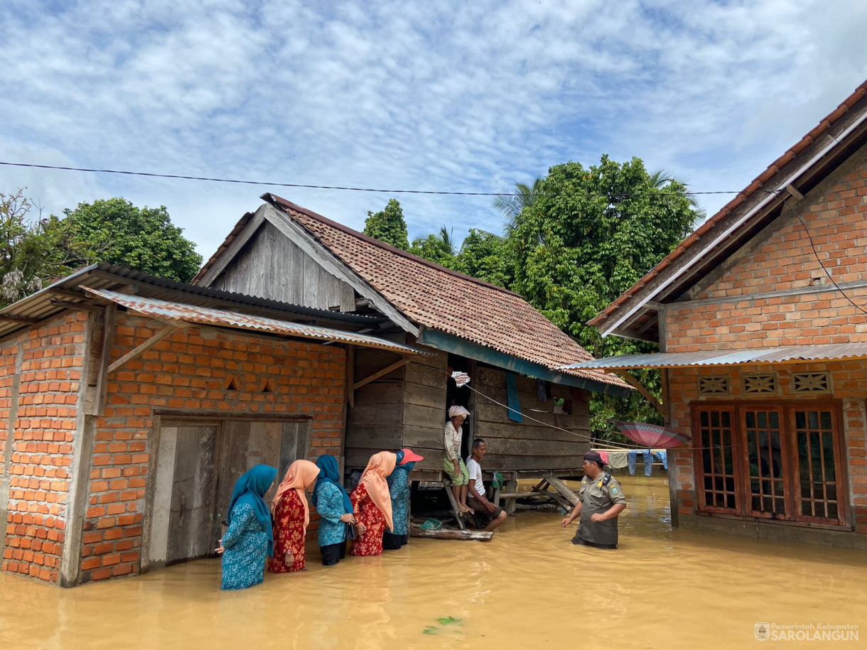 13 Januari 2024 - Ibu Penjabat Bupati Sarolangun selaku Ketua TP PKK beserta rombongan meninjau korban banjir di Kecamatan Sarolangun