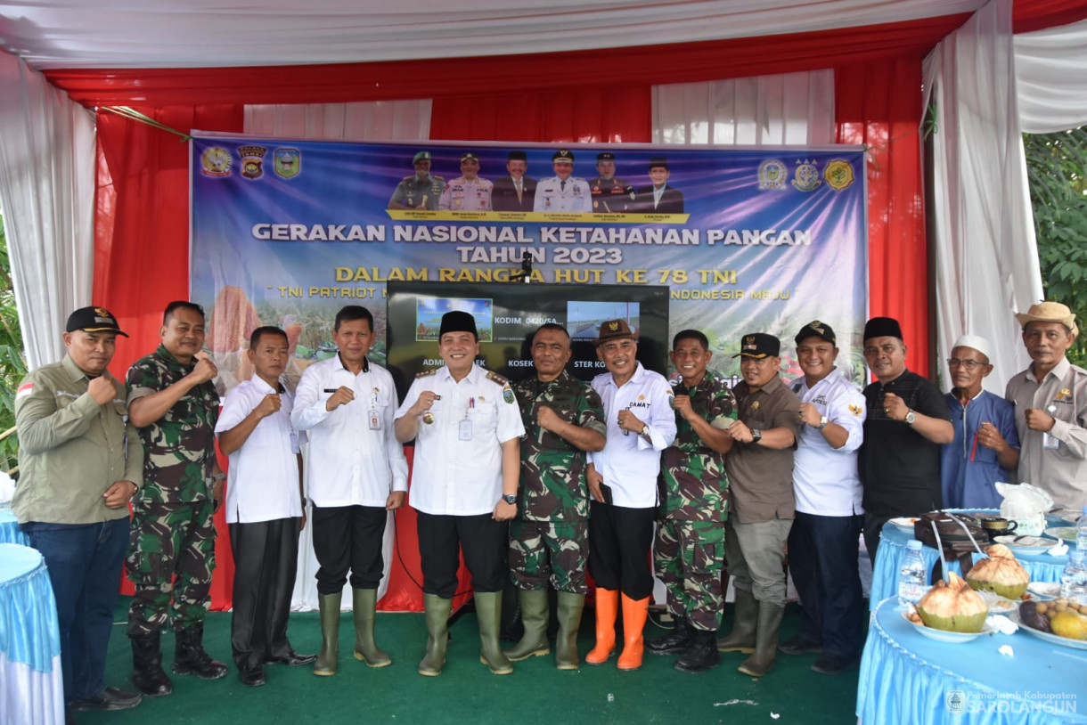 1 November 2023 - Penjabat Bupati Sarolangun Menghadiri Panen Padi Sawah Kelompok Tani Tubas Baru II Dalam Rangka HUT&nbsp; Ke 78 TNI di Desa Pasar Pelawan Kecamatan Pelawan