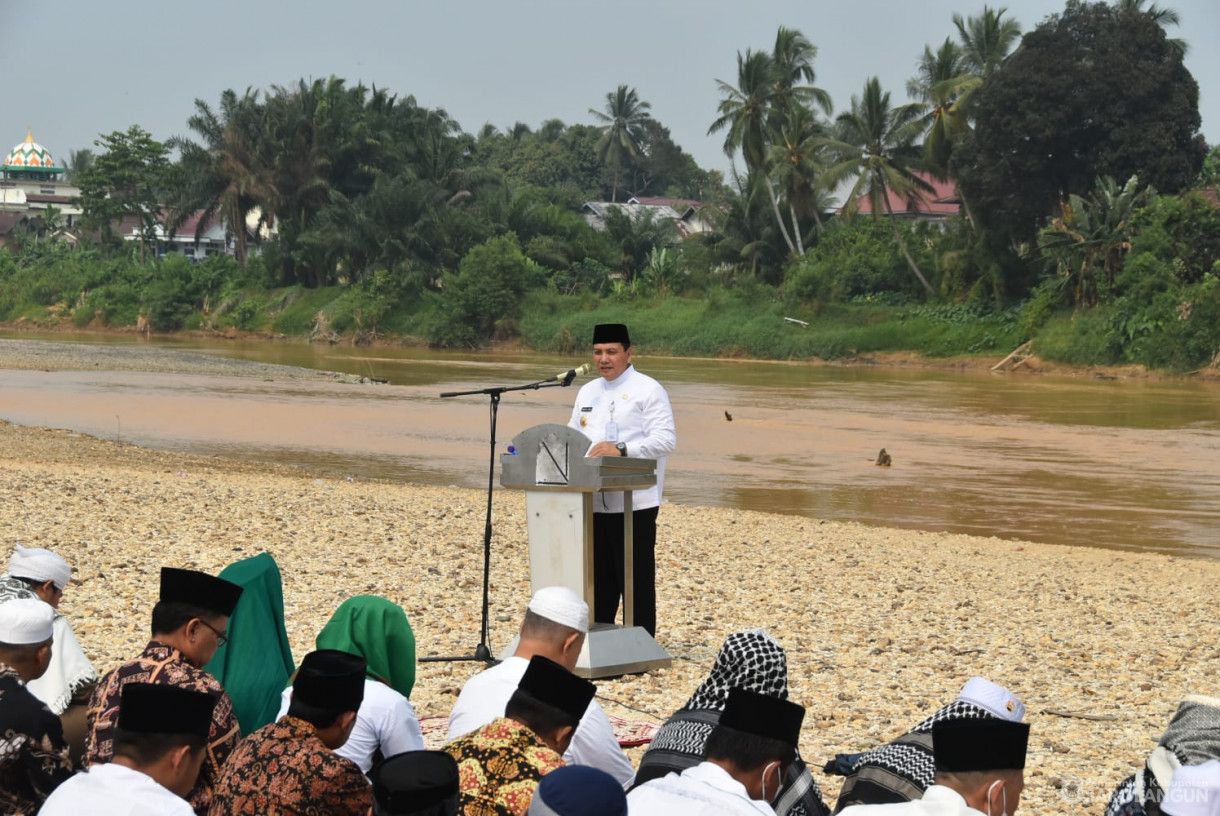 5 Oktober 2023 - Penjabat Bupati Sarolangun Melaksanakan Sholat Istisqo Minta Hujan di Pulau Jembatan Beatrix Sarolangun