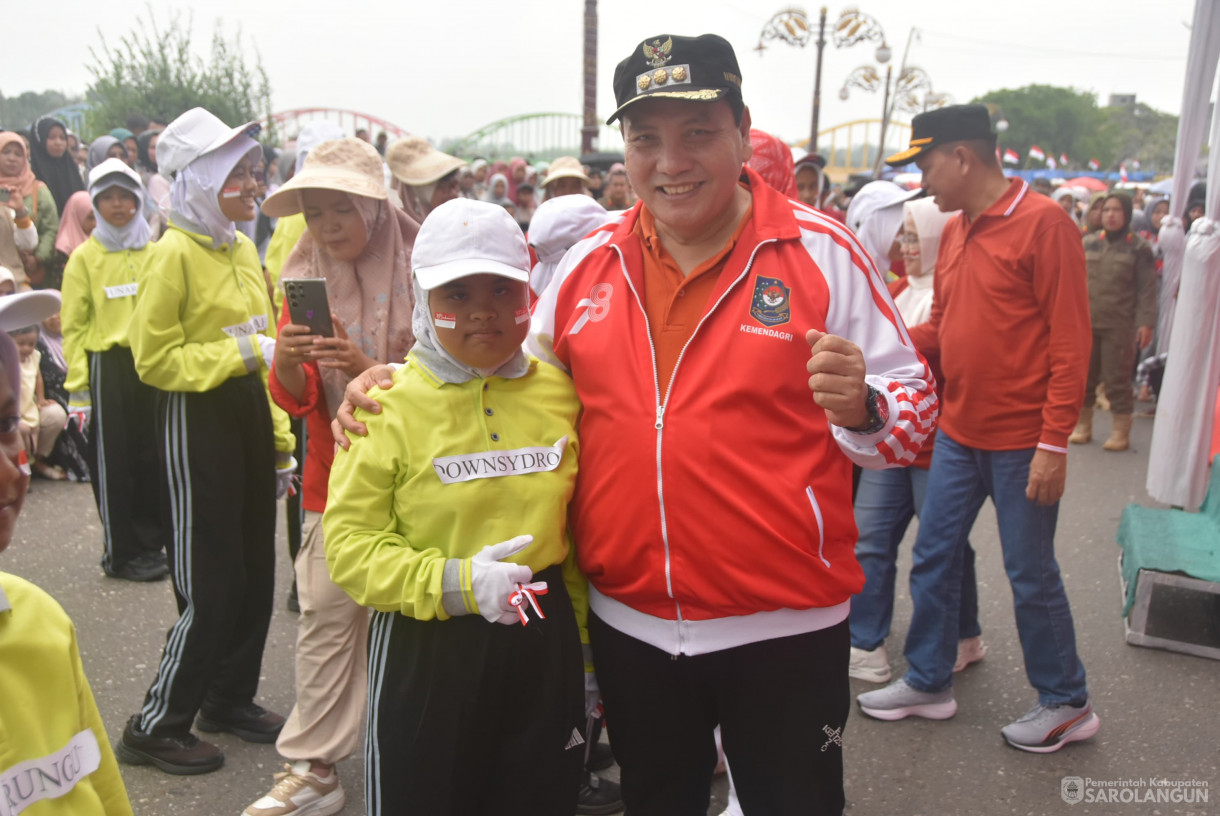 15 Agustus 2024 -&nbsp;Kegiatan Gerak Jalan Memperingati Hari Kemerdekaan RI Ke 79, Bertempat di Depan Rumah Dinas Bupati Sarolangun