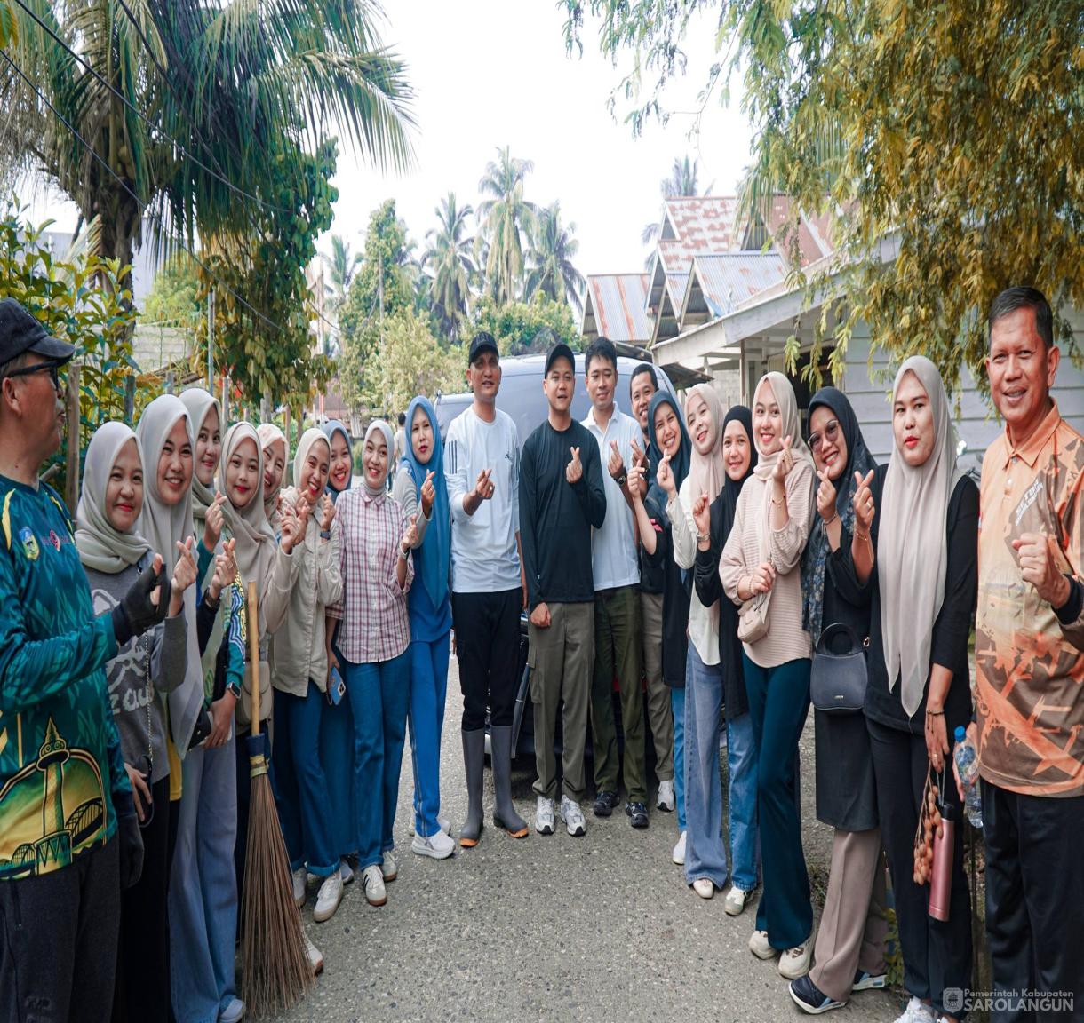 5 Juni 2026 Bupati Sarolangun, Wakil Bupati Sarolangun, Sekretaris Daerah Kabupaten Sarolangun Melaksanakan Gotong Royong Berbakti Maju dari Masjid Jami Attaufiq, Kantor Lurah Gunung Kembang