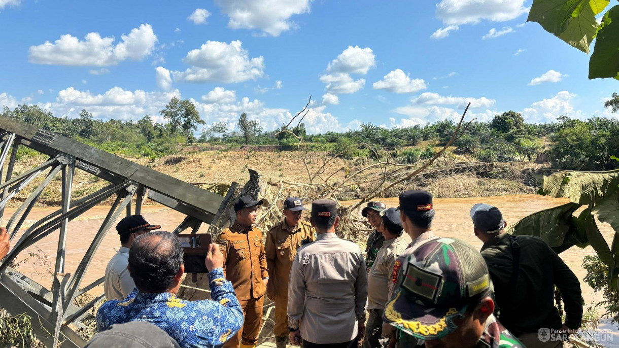 28 April 2026 Bupati Sarolangun, Wakil Bupati Sarolangun, dan Sekretaris Daerah Kabupaten Sarolangun meninjau sejumlah lokasi terdampak banjir sekaligus menyalurkan bantuan kepada masyarakat yang terdampak banjir di wilayah kabupaten sarolangun