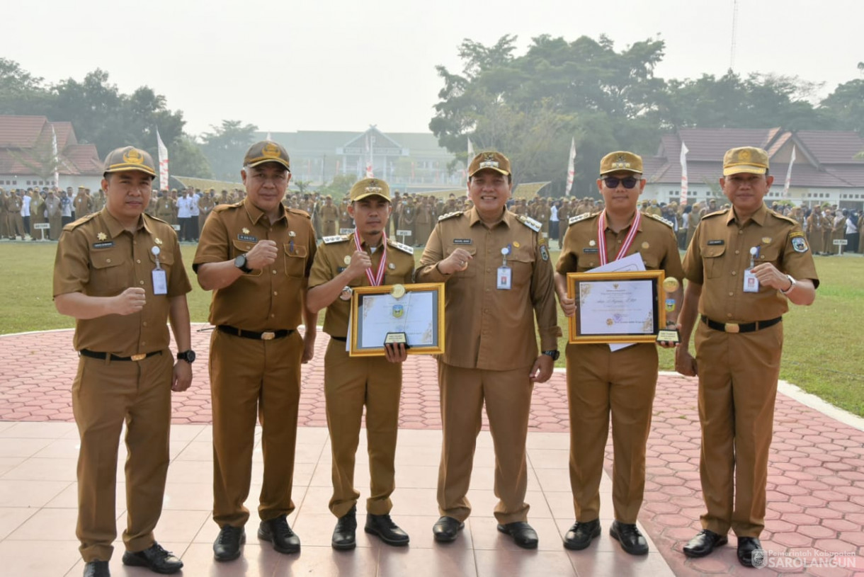 16 Oktober 2023 - Penjabat Bupati Sarolangun Memimpin Apel Gabungan Sekaligus Memberikan Penghargaan Camat Teladan Di Lapangan Gunung Kembang Sarolangun