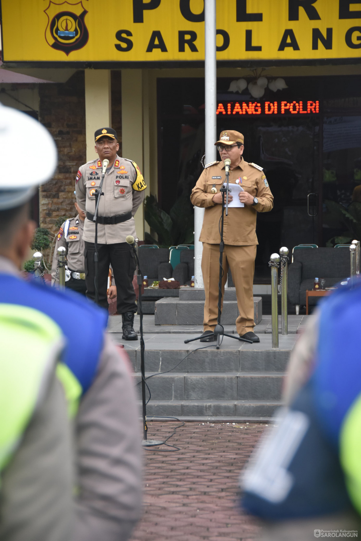 25 November 2023 - Apel Kebangsaan Dan Deklarasi Pemilu
Damai 2024 Wujudkan Pemilu Yang Aman, Damai, Sejuk Dan Bermartabat Di Kabupaten
Sarolangun Dan Penandatangan Deklarasi Pemilu Damai Dilapangan Polres
Sarolangun