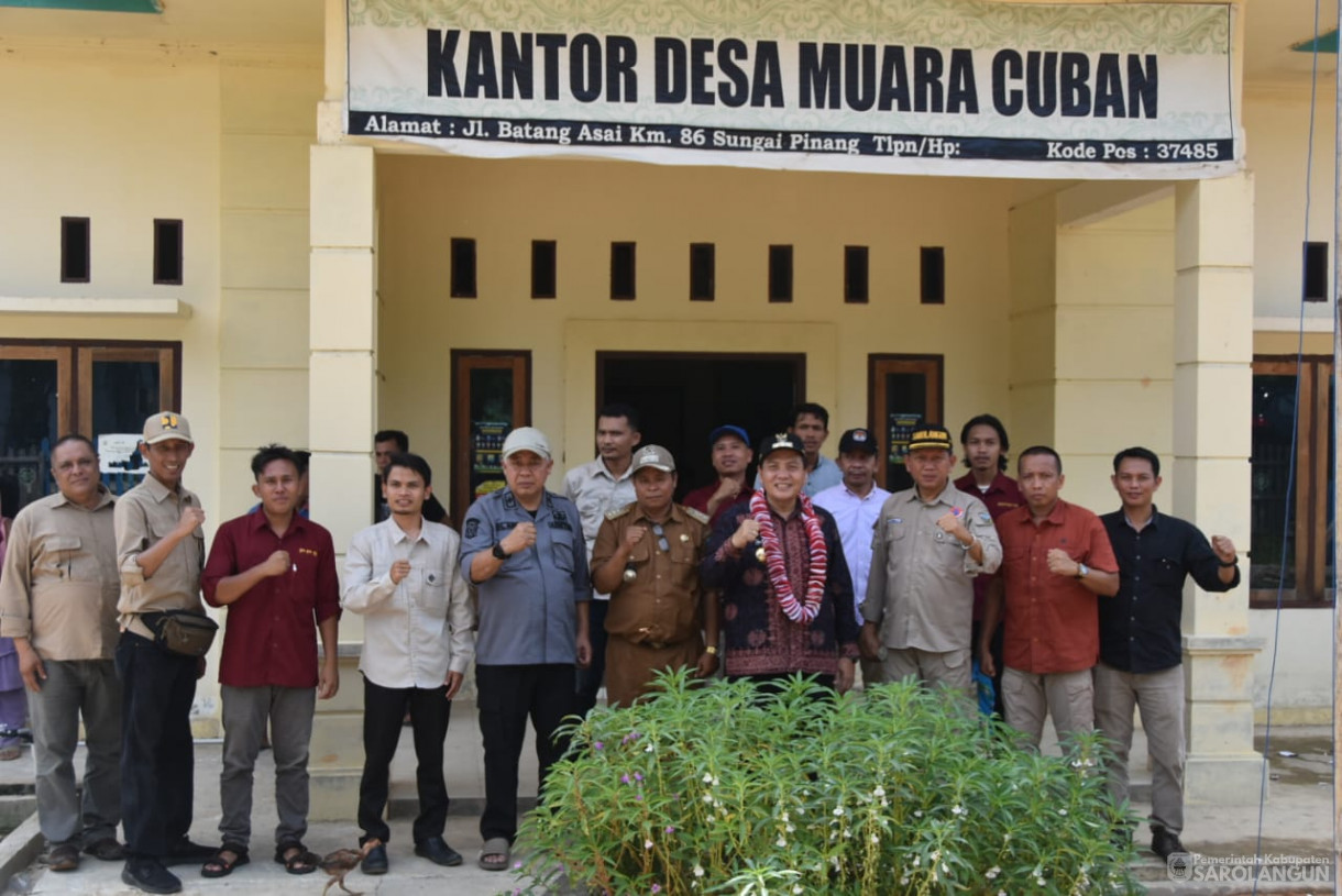 21 Oktober 2023 - Penjabat Bupati Sarolangun Menghadiri Pembuatan Ktp Elektronik di Kantor Desa Muara Cuban