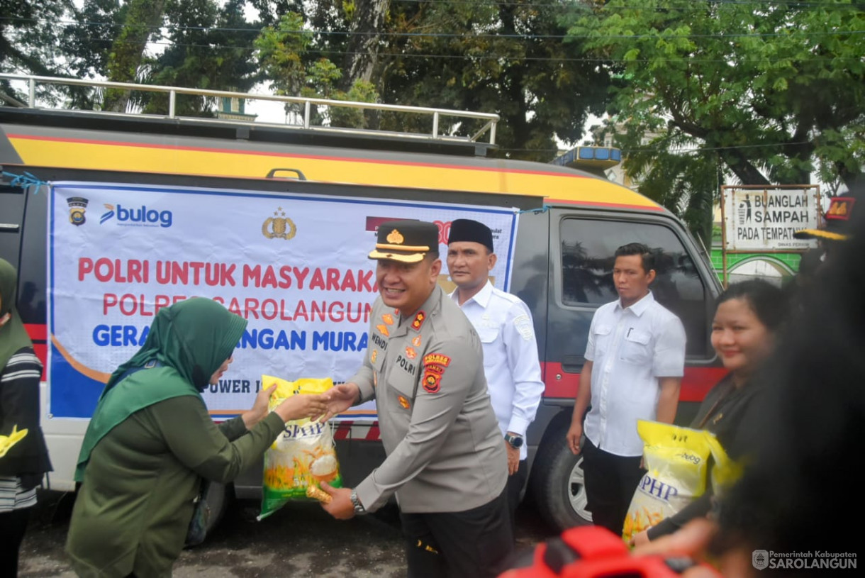 13 Agustus 2025 - Pembagian Bendera Merah Putih Kepada Masyarakat Dalam Rangka HUT RI Ke 80 di Depan Bank Jambi