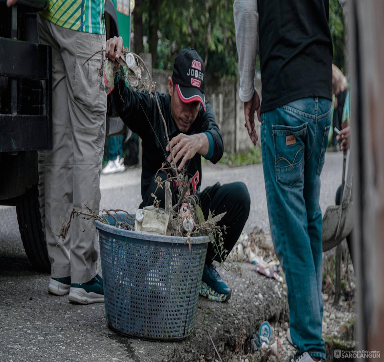 5 Juni 2026 Bupati Sarolangun, Wakil Bupati Sarolangun, Sekretaris Daerah Kabupaten Sarolangun Melaksanakan Gotong Royong Berbakti Maju dari Masjid Jami Attaufiq, Kantor Lurah Gunung Kembang