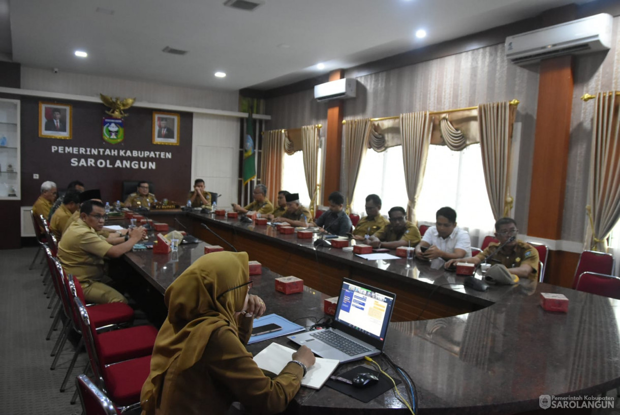 23 Oktober 2023 - Penjabat Bupati Sarolangun Menghadiri Zoom Meeting Rapat TPID Di Ruang Pola Kantor Bupati Sarolangun