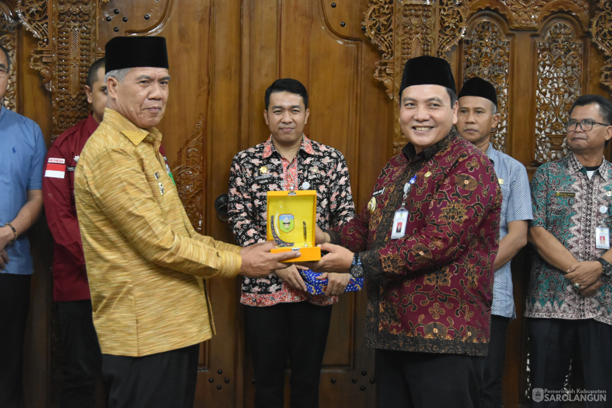 10 November 2023 - Penjabat Bupati Sarolangun Melakukan Penandatanganan Kesepakatan Bersama Antara Pemerintah Kabupaten Rejang Lebong Dengan Pemerintah Kabupaten Sarolangun Di Rumah Dinas Bupati Rejang Lebong