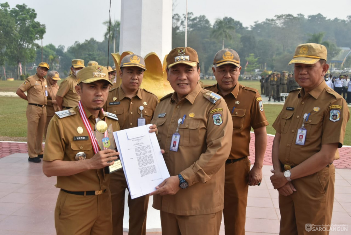 16 Oktober 2023 - Penjabat Bupati Sarolangun Memimpin Apel Gabungan Sekaligus Memberikan Penghargaan Camat Teladan Di Lapangan Gunung Kembang Sarolangun