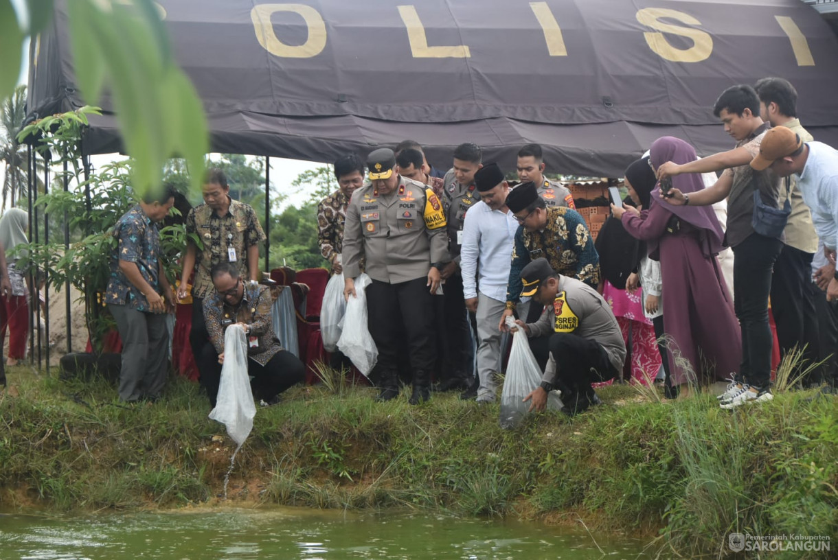 21 November 2024 - Penebaran Benih Ikan Bersama Wakapolda Jambi, Bertempat di Desa Monti Kecamatan Limun