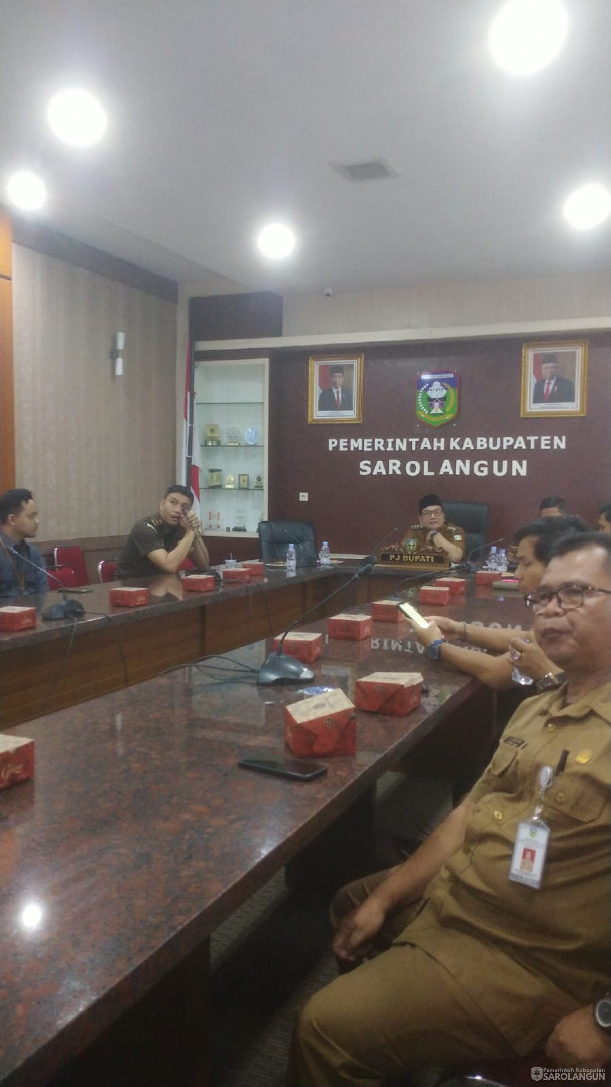 15 Januari 2024 - Rapat TPID Via Zoom Meeting Di Ruang Pola Utama Kantor Bupati Sarolangun