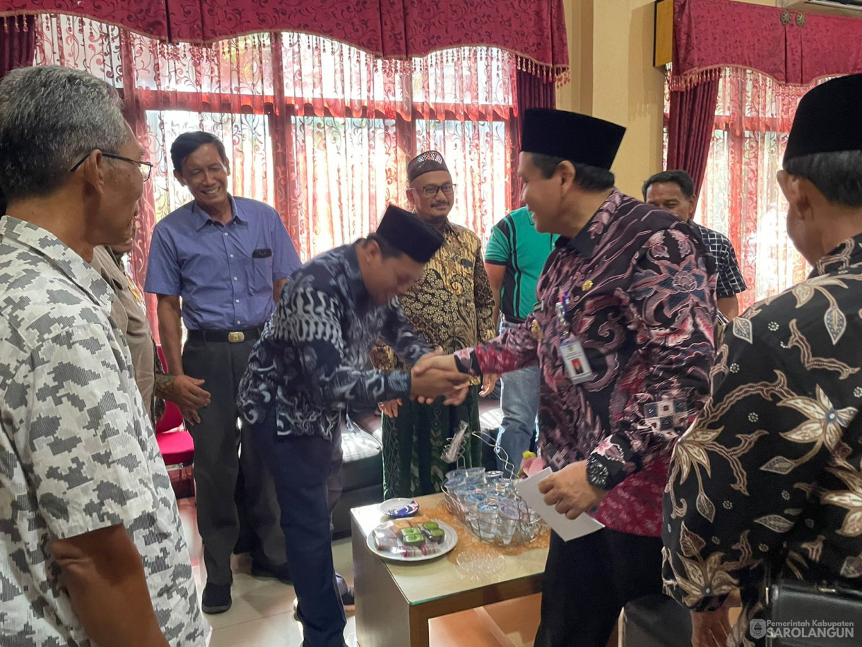 3 November 2023 - Penjabat Bupati Sarolangun Melakukan Audiensi Bersama Tokoh Masyarakat Pasar Singkut Tentang Usulan Pemekaran&nbsp; desa pasar singkut di Ruangan Asisten I Kantor Bupati