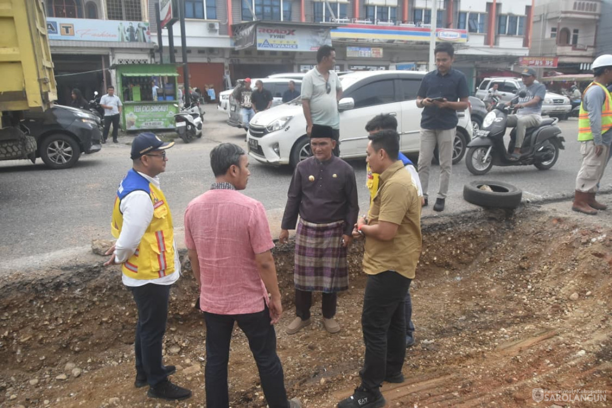 7 Oktober 2025&nbsp; Meninjau Pembangunan Jalan di Kecamatan Singkut